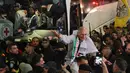 Suka cita menyelimuti suasana di Ramallah, Tepi Barat, ratusan warga gembira menyambut para tahanan Palestina tiba. (Ahmad GHARABLI/AFP)