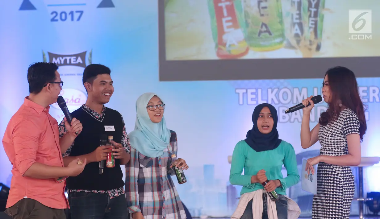 Peserta EGTC mengikuti kuis berhadiah di sela sela gelaran Emtek Goes To Campus 2017 di Telkom University, Bandung, Rabu (29/11). (Liputan6.com/Helmi Fithriansyah)