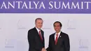 Presiden Joko Widodo (kanan) berjabat tangan dengan Presiden Turki, Recep Tayyip Erdogan sebelum dimulainya pembukaan G20 Antalya Summit di Antalya Turki, Minggu,(15/11). (Setpres)