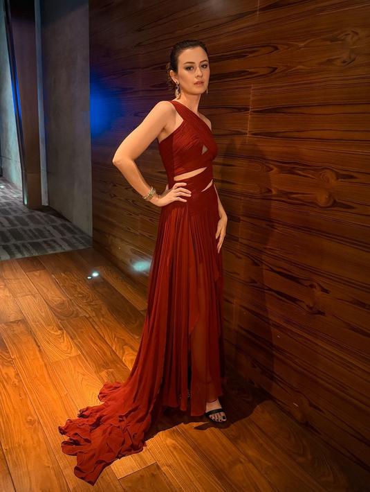 <p>Penampilan Kimberly di festival tersebut benar-benar memukau. Ia memilih gaun merah yang sangat cocok dengan postur tubunhya. (Foto: Instagram/ kimbrlyryder)</p>