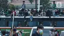 Massa gabungan berkumpul di kawasan Gondangdia, Jakarta, Kamis (8/10/2020). Massa gabungan berunjuk rasa menentang disahkan Omnibus Law UU Cipta Kerja. (Liputan6.com/Helmi Fithriansyah)