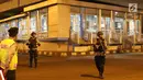 Polisi berjaga di sekitar Terminal Kampung Melayu, Jakarta, Rabu (24/5). Tim gegana tengah menyisir lokasi ledakan. (Liputan6.com/Angga Yuniar)