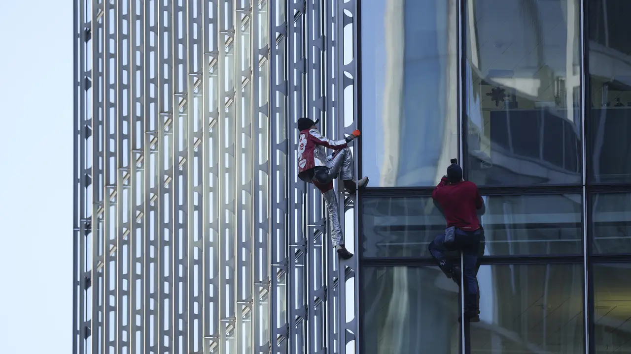 FOTO: Aksi Spiderman Prancis Panjat Gedung Pencakar Langit di Jerman