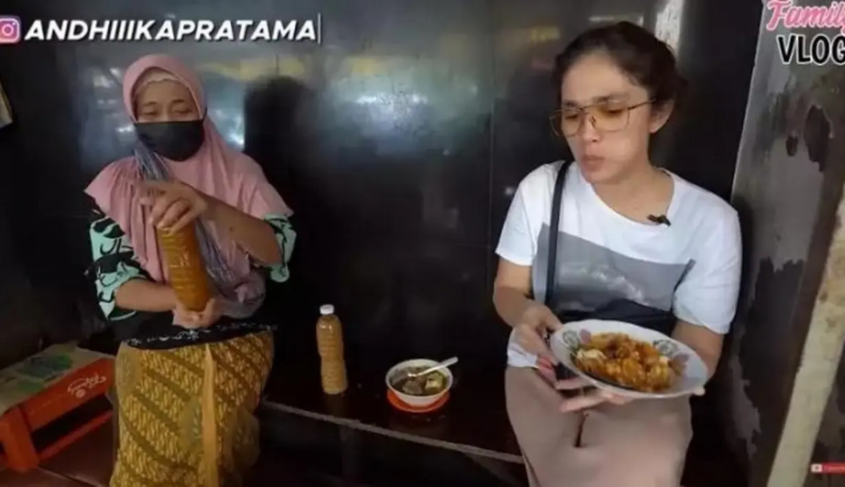 Potret Ussy saat menyambangi pasar Mayestik, Jakarta Selatan. Tidak hanya menikmati  bakso hingga gado-gado yang berjejer di piggir jalan, tapi juga membeli jamu gendong. [Youtube/Ussy Andhika Official]