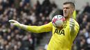Didatangkan Tottenham Hotspur secara gratis dari Southampton pada awal musim 2022/2023, Fraser Forster yang kini berusia 35 tahun masih berstatus pelapis pada musim 2023/2024. Setelah menjadi cadangan dari Hugo Lloris pada musim pertamanya, kini ia masih menjadi pelapis dari kiper baru Spurs, Guglielmo Vicario yang penampilannya begitu impresif. Pada musim ini Fraser Forster sama sekali belum dimainkan di Liga Inggris. (AFP/Justin Tallis)