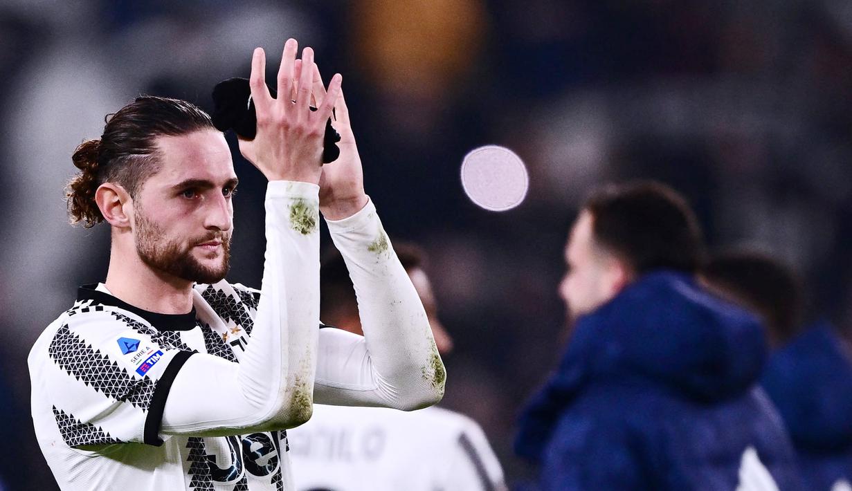 Pemain Juventus, Adrien Rabiot, saat melawan Fiorentina pada laga Liga Italia di Stadion Juventus, Turin (12/2/2023). Kontrak Rabiot bersama Juventus akan berakhir pada bulan Juni nanti. Mu bisa mengangkut pemain yang telah mencetak 10 gol dan empat assist dari 35 pertandingan bersama Nyonya Tua tersebut. (AFP/Marco Bertorello)