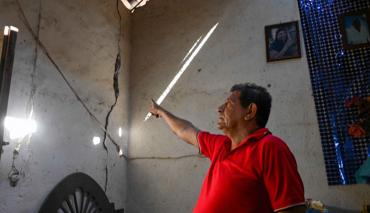 Gempa terjadi di dekat Acapulco, sebuah pelabuhan utama dan resor pantai di Mexico City. Tampak dalam foto, Rogelio Moreno menunjukkan rumahnya yang rusak setelah guncangan gempa bumi berkekuatan 6,5 magnitudo di komunitas San Marcos, negara bagian Guerrero, Meksiko pada Jumat 2 Januari 2026. (Francisco ROBLES/AFP)
