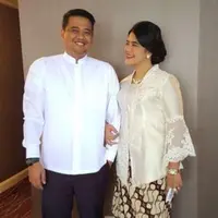 Berbaju putih dan berkain batik, Kahiyang Ayu putri Presiden Jokowi panen pujian dari warganet (Instagram/@ayanggkahiyang)