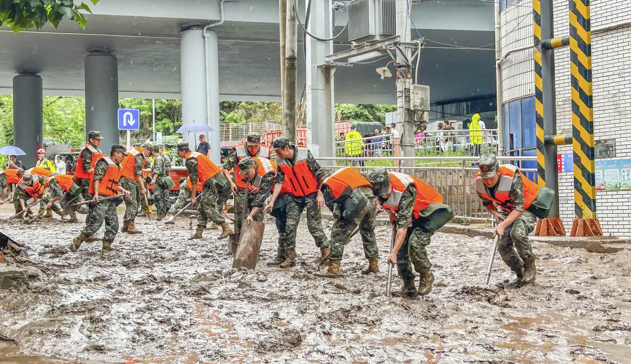 Sebagai tanda kerusakan yang disebabkan oleh hujan deras, para pekerja pada Selasa menemukan bahwa jembatan kereta api yang ditutup di pinggiran barat daya kota metropolis Chongqing telah runtuh setelah "rusak akibat dampak hujan lebat", kata lembaga penyiaran negara CCTV. (STR/AFP)
