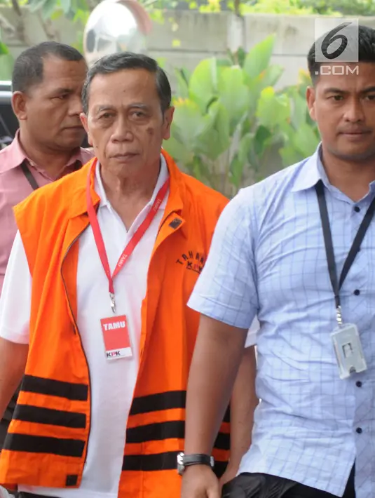 Anggota Komisi IX DPR Amin Santono tiba di gedung KPK, Jakarta, Senin (14/5). Amin diperiksa sebagai tersangka terkait suap penerimaan hadiah atau janji mengenai usulan dana perimbangan keuangan daerah pada RAPBN Perubahan 2018. (Merdeka.com/Dwi Narwoko)