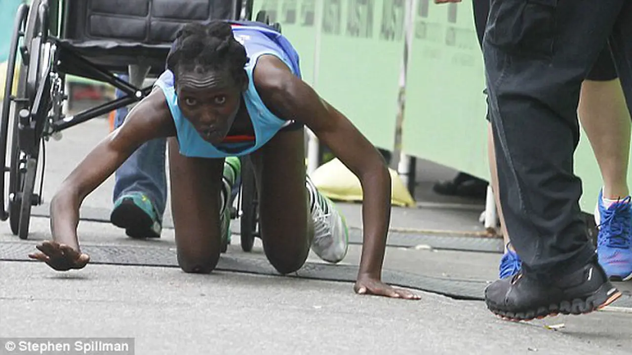 Pelari Kenya yang jatuh jelang garis finis. (Daily Mail)