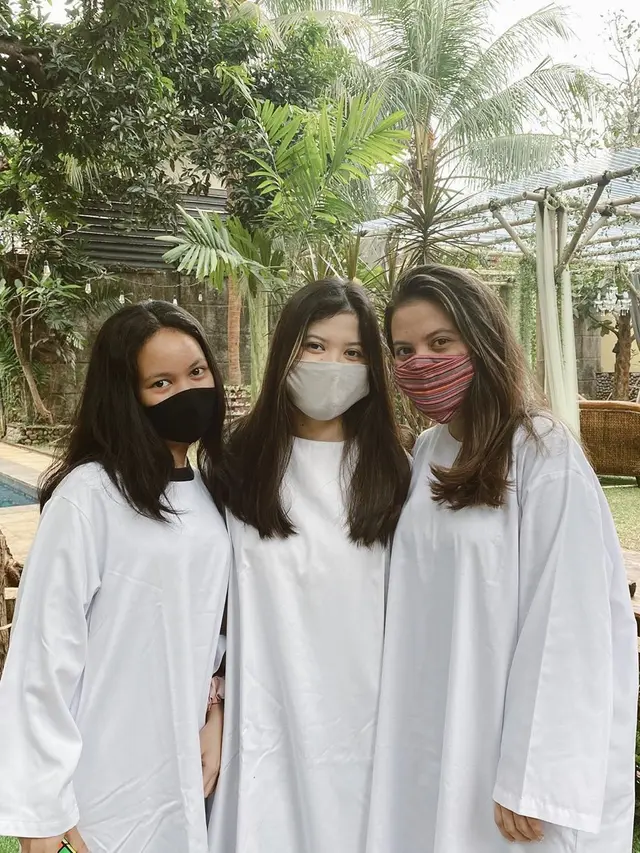 Bantah Pindah Keyakinan, Ini 7 Momen Haru Marsha Aruan saat Dibaptis