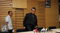 Plt Komisioner KPK, Johan Budi SP (kanan) bersiap mengelar jumpa pers operasi tangkap tangan pejabat Pemerintah Kabupaten Musi Banyuasin di gedung KPK Jakarta, Sabtu (20/6/2015). OTT berlangsung pada Jumat (19/6) malam. (Liputan6.com/Helmi Fithriansyah)