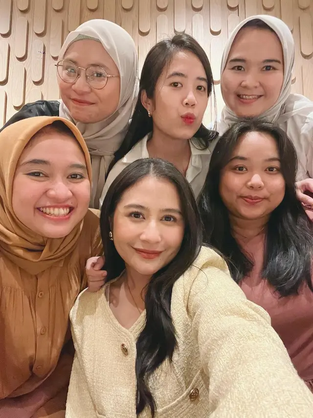 Prilly Bareng Sahabat SMP