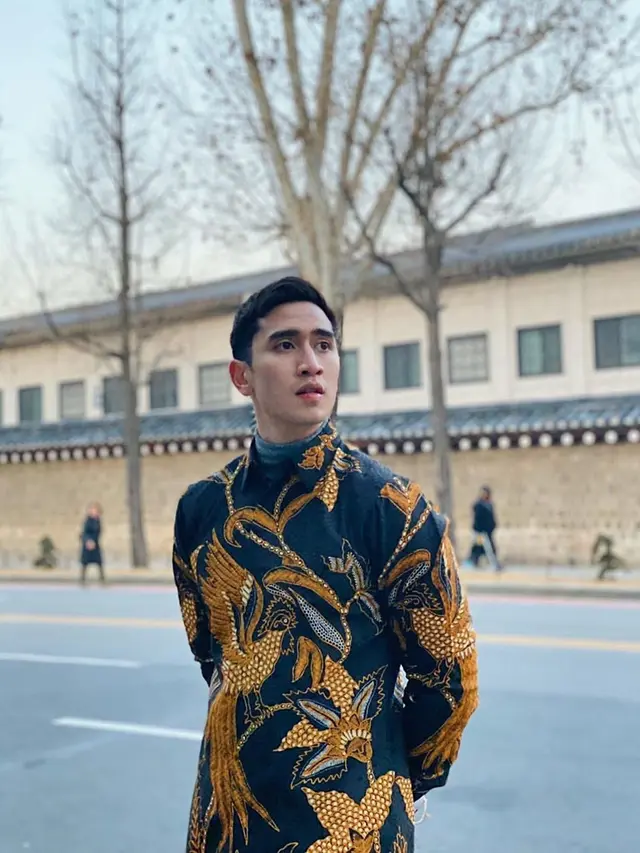 6 Potret Verrell Bramasta Liburan di Korea, Tampan Pakai Baju Kerajaan Joseon