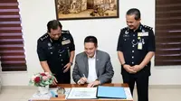 Kapolda Riau bersama Polis Kontijen Malaka tandatangani kerjasama pencegahan kejahatan internasional di Selat Malaka. (Liputan6.com/M Syukur)