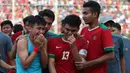 Kapten Timnas Indonesia U-19, Rachmat Irianto, menangis usai dikalahkan Thailand U-19 pada laga Piala AFF U-18 di Stadion Thuwunna, Yangon, Jumat (15/9/2017). Indonesia kalah adu penalti dari Thailand. (Bola.com/Yoppy Renato)