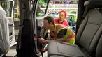 Founder sekaligus CEO Facebook, Mark Zuckerberg memasang sekrup pada mobil Ford saat kunjungan ke pabrik mobil pikap legendaris Ford F-150 di Dearborn, Michigan, AS. (Facebook/Mark Zuckerberg)