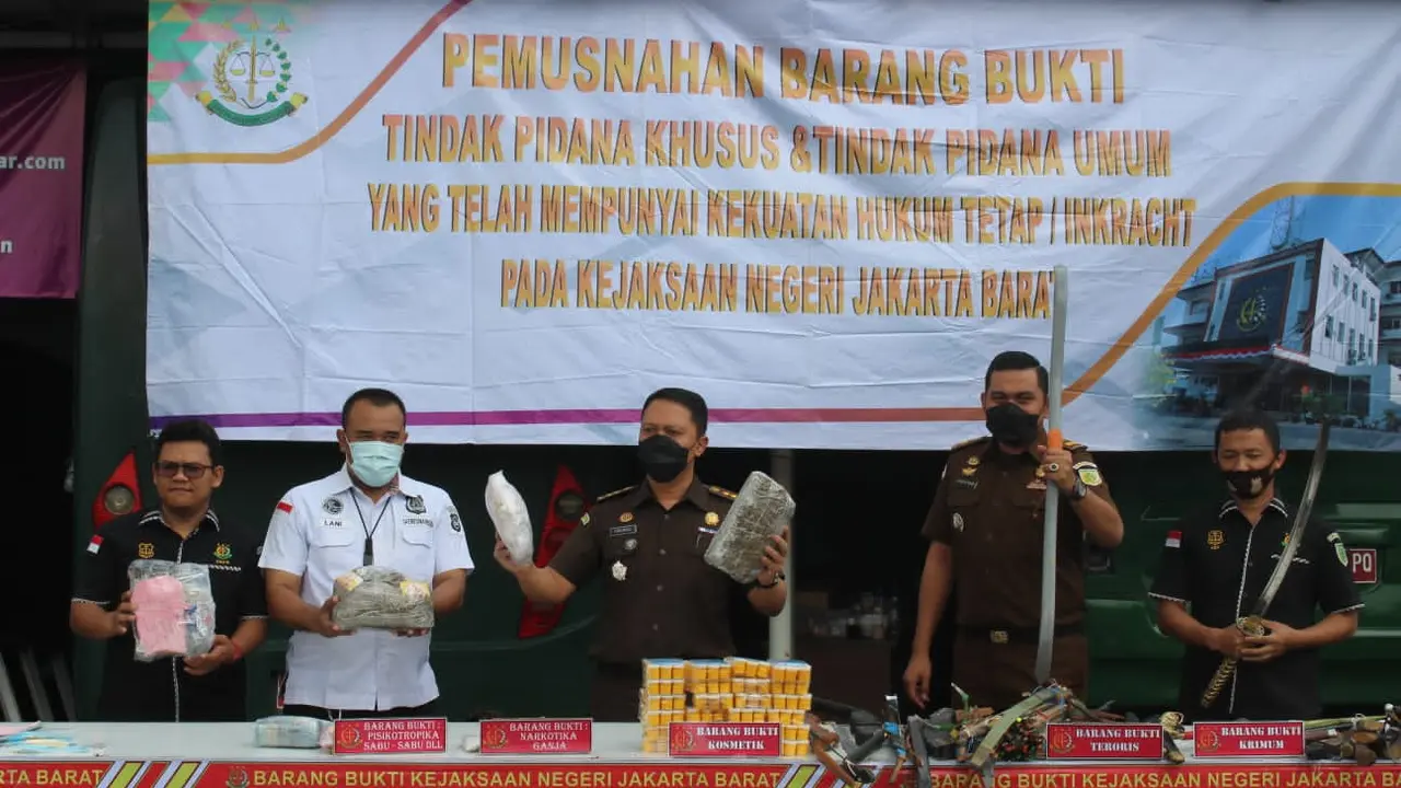 Kepala Seksi Pengelolaan Barang Bukti Dan Barang Rampasan Jakarta Barat memusnahkan sejumlah barang bukti yang telah berkekuatan hukum tetap (Inkracht), Selasa, (31/5/2022) (Liputan6.com/Ady Anugrahadi)