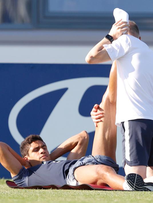 Bek Timnas Prancis, Raphael Varane saat mengikuti sesi latihan di Glebovets, Rusia, (12/7). Prancis akan bertanding melawan Kroasia pada babak Final Piala Dunia 2018. (AP Photo / David Vincent)