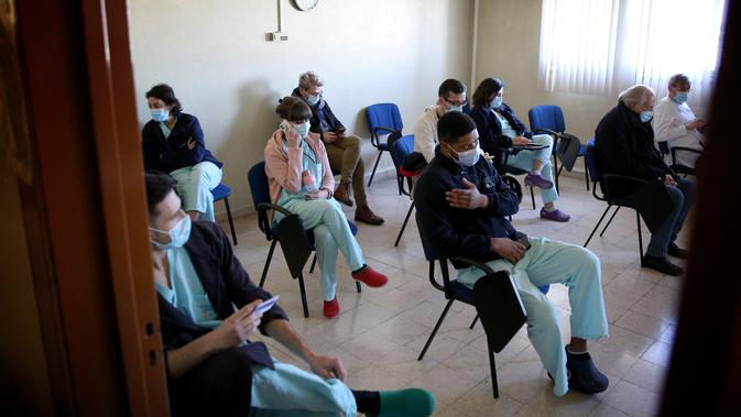 Para tenaga kesehatan menunggu di sebuah ruangan setelah mendapatkan vaksin COVID-19 Pfizer-BioNTech di Rumah Sakit Santa Maria di Lisbon, Portugal (27/12/2020).  Sejauh ini Uni Eropa melaporkan lebih dari 335.000 kematian terkait Corona COVID-19. (Xinhua/Pedro Fiuza)