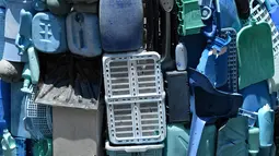 Detail dari instalasi patung paus yang ditampilkan di sungai Brugges, Belgia, Sabtu (14/7). Mulai dari sampah drum, botol, keranjang, jeriken sampai rak terbuat dari plastik disatukan menjadi satu hingga membentuk patung ikan paus. (AFP/JOHN THYS)