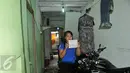Warga menunjukkan bukti pembayaran PBB rumah miliknya yang akan dibongkar di kawasan Kalijodo, Jakarta, Kamis (18/2). Gubernur DKI hari ini mengirim SP 1 kepada warga untuk mengosongkan dan membongkar sendiri rumah mereka (Liputan6.com/Gempur M Surya)
