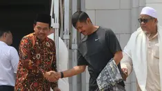 Pelatih timnas Indonesia U-22, Indra Sjafri usai lakukan salat Jumat di Mesjid Al Serkal, Phnom Penh, Kamboja, Jumat (22/2). Beberapa skuat Timnas Indonesia U-22 melakukan ibadah Salat jelang laga ketiga Piala AFF U-22 2019. (Bola.com/Zulfirdaus Harahap)
