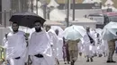 <p>Jemaah haji mulai berbondong-bondong berkumpul di Mina pada hari Tarwiyah tanggal 8 Zulhijah yang bertepatan pada Senin (26/6). (AP Photo/Amr Nabil)</p>