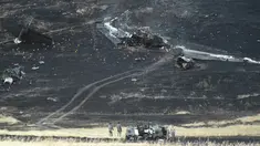 Anggota militer menyelidiki lokasi jatuhnya pesawat mata-mata Amerika Serikat U-2 "Dragon Lady" ketika menjalani sesi latihan di Sutter, California, Selasa (20/9). Seorang pilot tewas sementara satu lainnya cedera akibat kecelakaan itu. (JOSH Edelson/AFP)