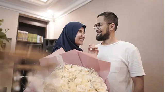 7 Potret Mesra Shireen Sungkar dan Teuku Wisnu, Beri Kejutan Romantis di Ulang Tahun Pernikahan