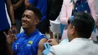 Gelandang Persib Bandung Febriyadi mengikuti kegiatan vaksinasi di Gedung Biofarma, Kota Bandung, Senin (3/1/2020). (Liputan6.com/Huyogo Simbolon)