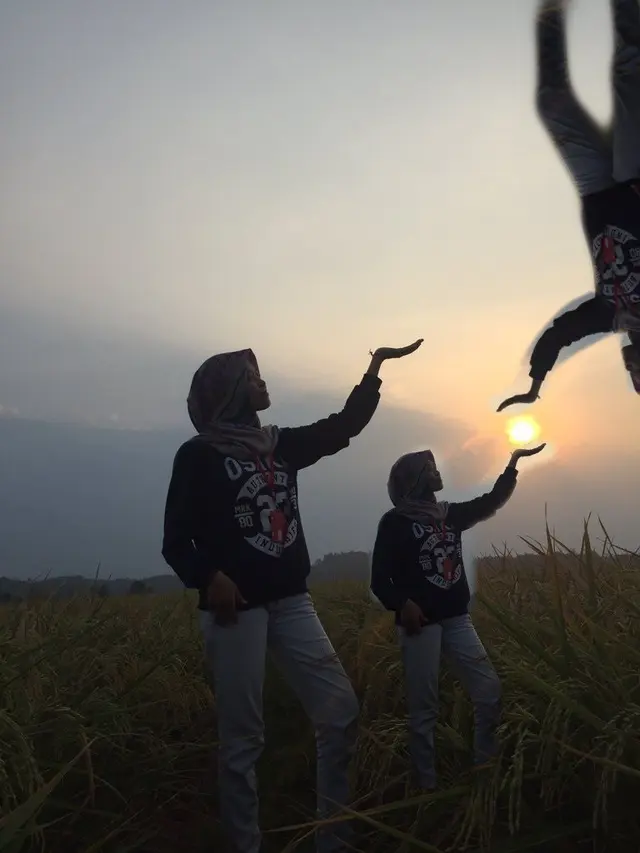 Hasil Edit Foto Pegang Matahari oleh Warganet
