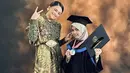 <p>Dengan kain dan selendang batik bernuansa hijau, Marshanda tampil begitu anggun. [Foto: Instagram/ Marshanda]</p>