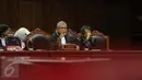 Kuasa hukum pemohon, Abdul Fickar Fadjar saat menyampaikan pokok-pokok perbaikan permohon dalam sidang uji materi UU KPK di Gedung MK, Jakarta, Selasa (30/6/2015). (Liputan6.com/Faizal Fanani)