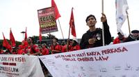 Buruh yang tergabung dalam Gerakan Buruh Bersama Rakyat (Gebrak) berdemonstrasi di depan Gedung DPR, Jakarta, Senin (13/1/2020). Massa menyuarakan penolakan mereka terhadap Omnibus Law Rancangan Undang-Undang Cipta Lapangan Kerja. (Liputan6.con/Johan Tallo)