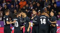 Selebrasi gol Karim Benzema pada laga lanjutan La Liga yang berlangsung di Stadion Nuevo Jose Zorrilla, Valladolid, Senin (11/3). Real Madrid menang 4-1 atas Valladolid. (AFP/Cesar Manso)