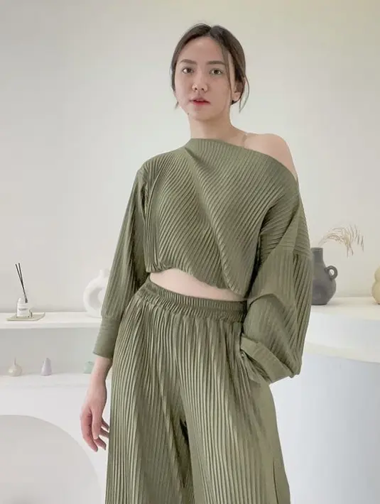 Ia juga mengenakan one set dengan bahan plisket warna army. Dengan atas long slevee crop top dan long pants. @shanju.