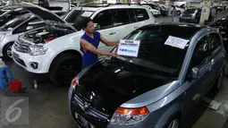 Penjual mobil bekas saat menawarkan dagangannya di kawasan WTC Mangga Dua, Jakarta, Jumat (10/6). Hal ini dikarenakan banyaknya dealer mobil baru yang menurunkan harga dan menggelar diskon besar-besaran. (Liputan6.com/Angga Yuniar)