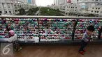 Anak-anak bermain di depan ribuan Bola bertuliskan harapan yang tergantung di pagar jembatan Eco Skywalk di Mall Central Park, Jakarta, Senin (19/12). Pengunjung dapat membeli Bola Pengharapan dengan harga Rp. 10.000. (Liputan6.com/Johan Tallo)
