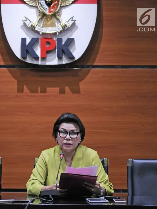 Wakil Ketua KPK Basaria Panjaitan memberi keterangan soal OTT Kendari saat jumpa pers di Gedung KPK, Jakarta, Kamis (1/3). KPK menduga Wali Kota Kendari Adriatma Dwi Putra dan cagub Sultra Asrun menerima suap dari pengusaha. (Liputan6.com/Herman Zakharia)