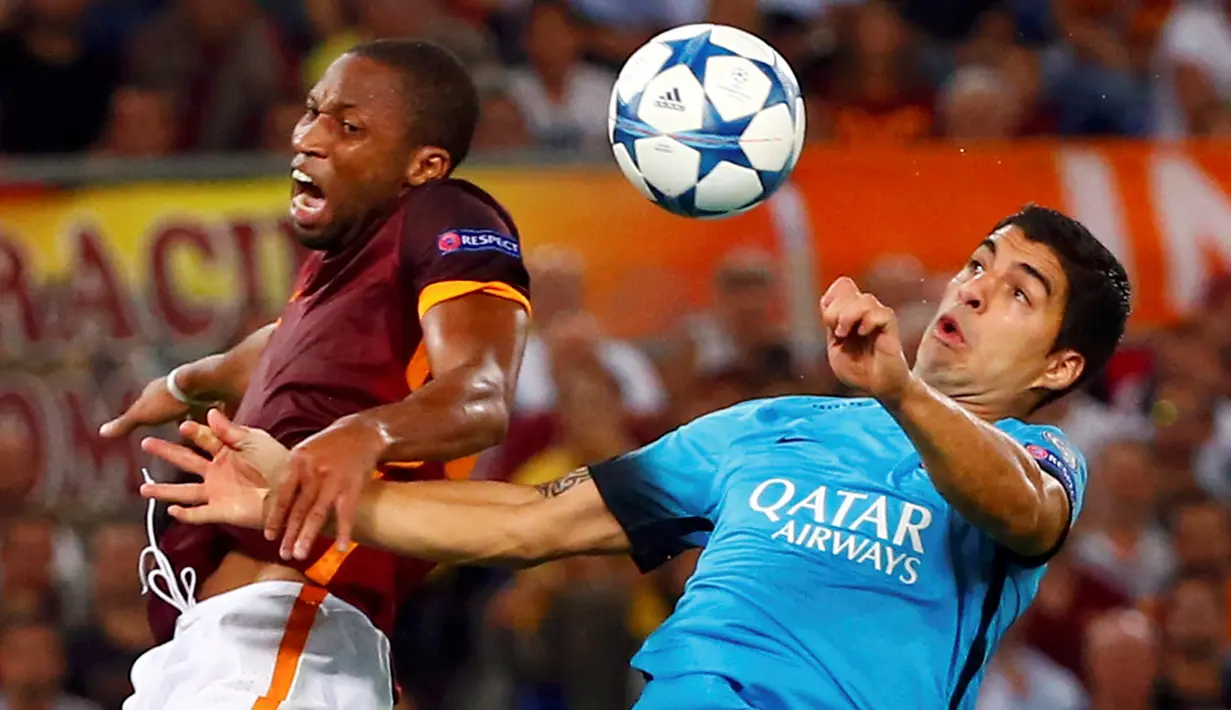 Aksi Luis Suarez saat melawan pemain AS Roma, Seydou Keita, di laga di Grup E Liga Champions di Stadion Olimpico, Kamis (17/9/2015) dini hari WIB. (Reuters/Tony Gentile)