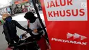 Petugas mengisi BBM ke kendaraan konsumen di SPBU Abdul Muis, Jakarta, Senin (2/7). PT Pertamina (Persero) menaikkan harga Pertamax, Pertamax Turbo dan Pertamina Dex mulai dari Rp500 hingga Rp900 per liter mulai 1 Juli 2018. (Liputan6.com/Johan Tallo)