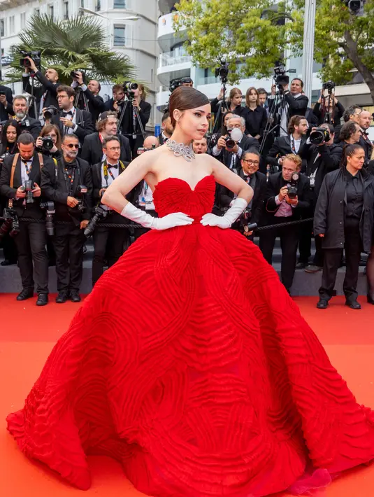 Sofia Carson dalam balutan gaun merah yang dramatis. Gaun megah ini memiliki detail tanpa tali dan dada berbentuk hati. Ia sempurnakan penampilannya dengan gloves putih dan kalung super mewah, serta tatanan rambut yang digulung rapi. Foto: Instagram.