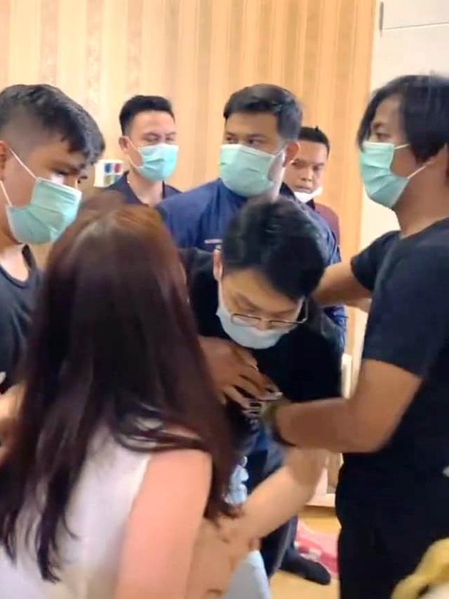 Dramatis, Ini 6 Potret Detik-detik dr. Richard Dijemput Paksa Polisi yang Disaksikan Istri
