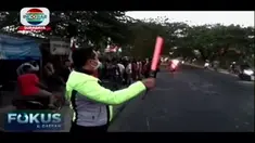 Sepasang kekasih yang sedang melaju berboncengan mengendarai motor, menyenggol roda belakang kiri bus Lorena yang tengah mendahului motornya.