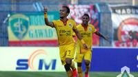 Airlangga Sucipto mencetak hattrick saat Sriwijaya FC menang 5-2 atas Madura United di Stadion Gelora Bangkalan, Madura, Rabu (14/9/2016). (Bola.com/PT GTS)