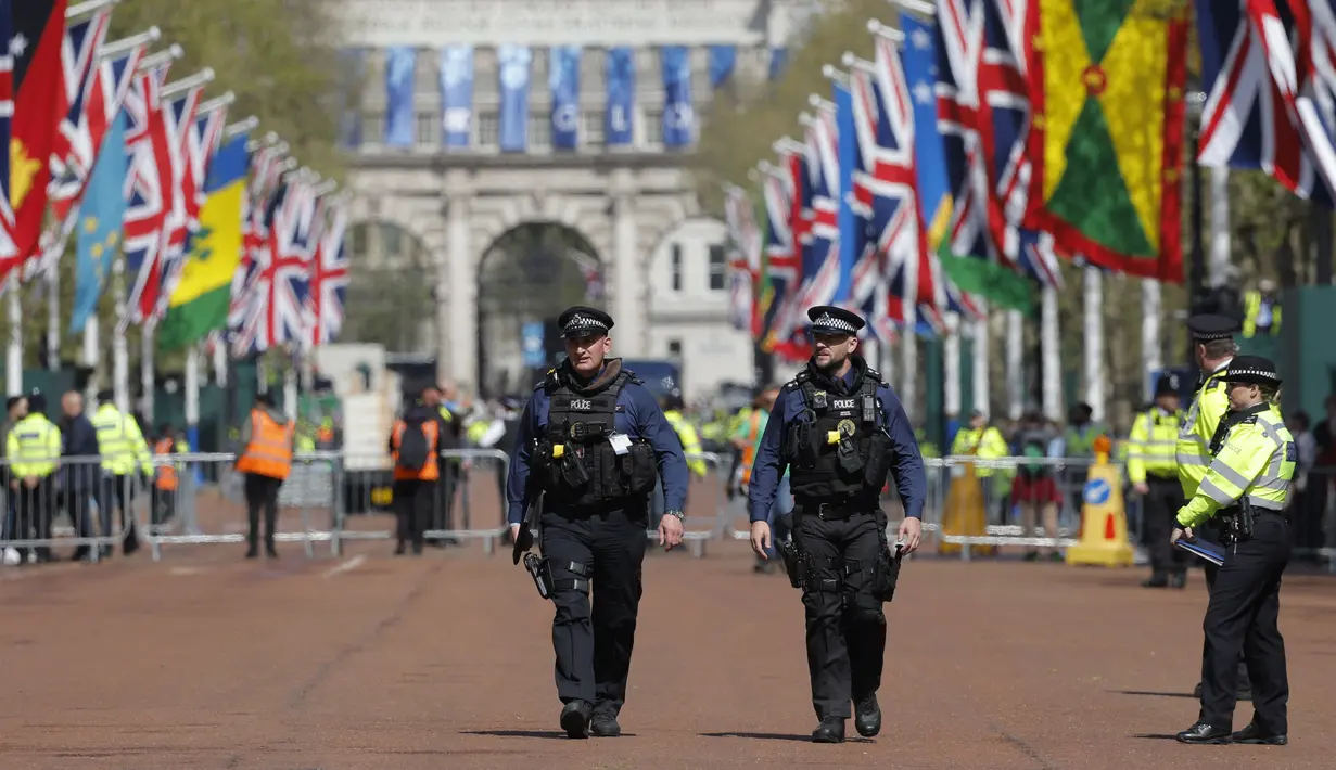 Minggu ini ribuan polisi, termasuk penembak jitu di atap gedung dan petugas bersenjata lainnya, mulai dikerahkan di pusat kota London  (Photo by Odd ANDERSEN / AFP)