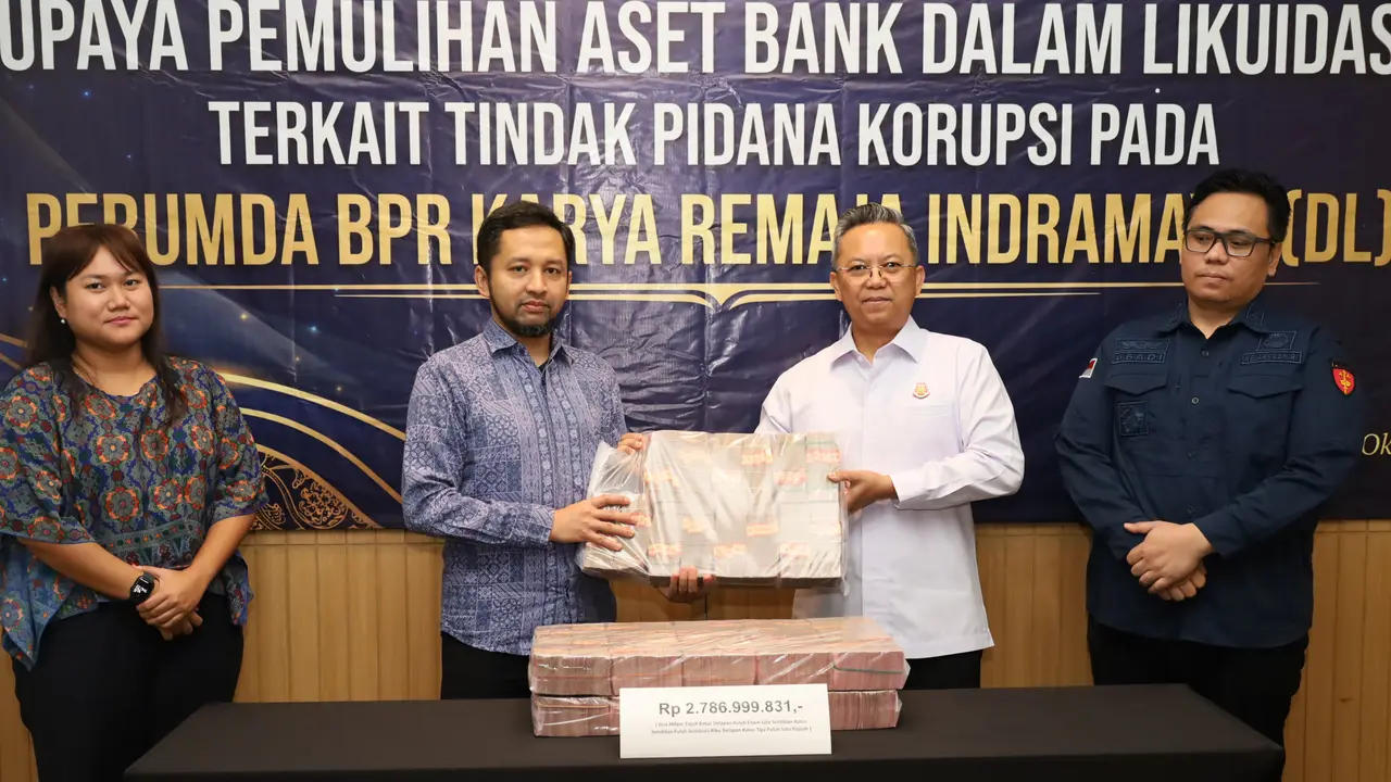 Kejari Indramayu serahkan hasil sita lelang korupsi BPR KRI sebesar Rp 2,7 miliar kepada LPS untuk pemulihan aset negara. (Dok BPS)
