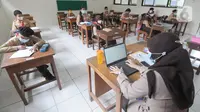 Suasana kegiatan pembelajaran tatap muka di SDN Pondok Labu 14, Jakarta Selatan, Rabu (7/04/2021). Mulai hari ini, Pemprov DKI melakukan pembelajaran tatap muka bagi 85 sekolah dari semua jenjang pendidikan hingga 29 April. (merdeka.com/Arie Basuki)